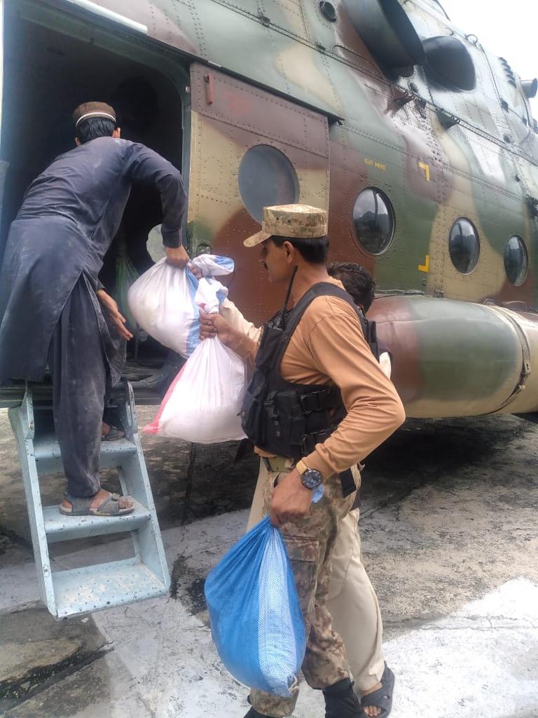M_Arif61's tweet photo. MI-17 carried out a sortie from Pattan and dropped ration at Uchar valley today. The helicopter dropped total 50 ration packs. Each ration pack contained one sack Flour &amp; one sack of ration. Helicopter will resume air operation again tomorrow morning.

#PakArmySavingNation https://t.co/XCOfBZIhFq