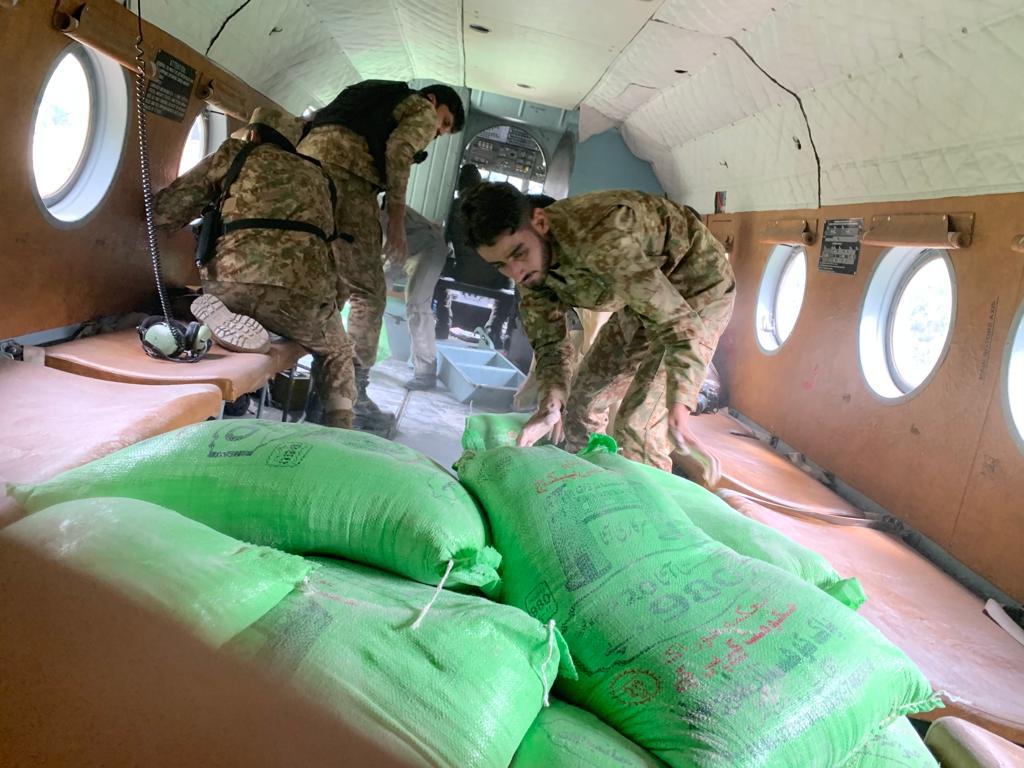 M_Arif61's tweet photo. MI-17 carried out a sortie from Pattan and dropped ration at Uchar valley today. The helicopter dropped total 50 ration packs. Each ration pack contained one sack Flour &amp; one sack of ration. Helicopter will resume air operation again tomorrow morning.

#PakArmySavingNation https://t.co/XCOfBZIhFq