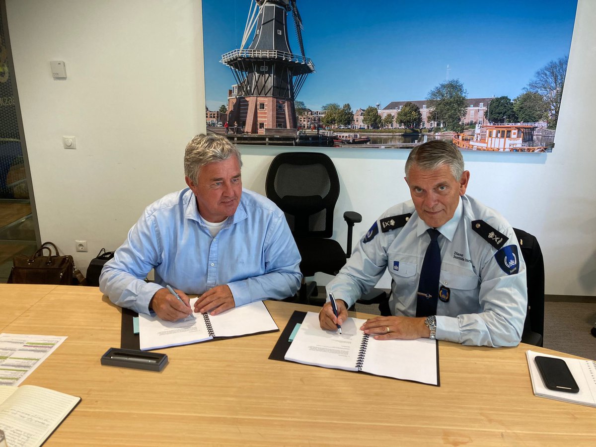 Vanmiddag in Haarlem het samenwerkingsconvenant met de politie Noord Holland ondertekend met Wim van Vemde, politiechef. Op vervoer en arrestantenzorg zullen we deze eenheid bijstaan in 2022 en 2023! Veiligheid doe je samen! @POL_NHN <a href="/DVOcommunicatie/">DV&O</a>