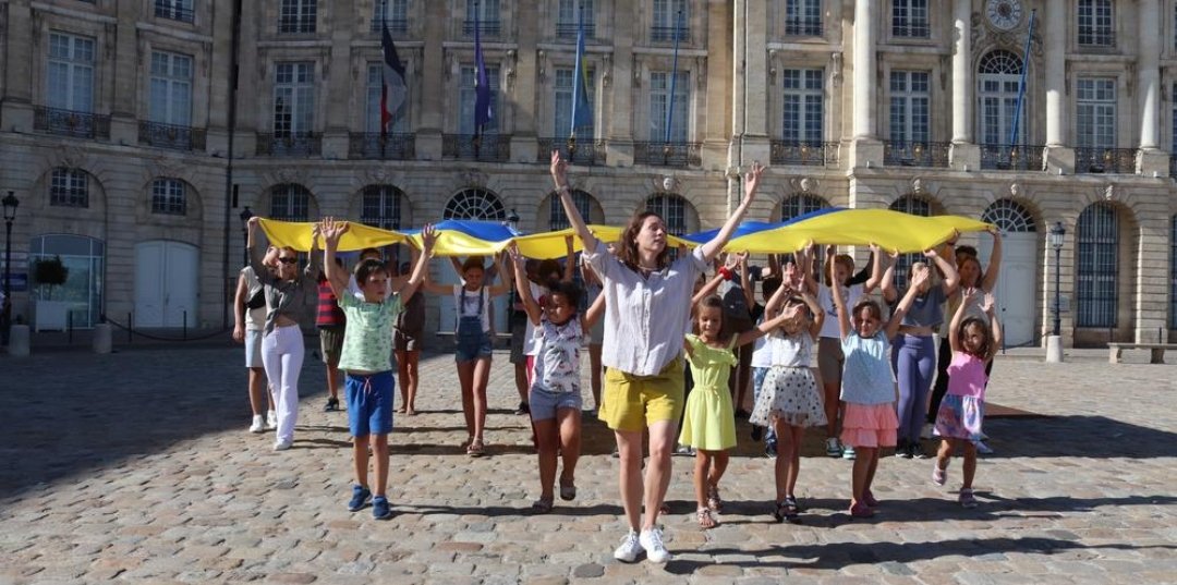 Marche pour l’Ukraine demain 24/08 à Bordeaux. Le début à 19h depuis le parvis de Droits de l’Homme (place de l’Ukraine). Une performance artistique, Place de la Bourse de 20h. Merci à Alisa Baramidze et à tous les participants! Venez nombreux! Ensemble nous sommes la force!🇺🇦