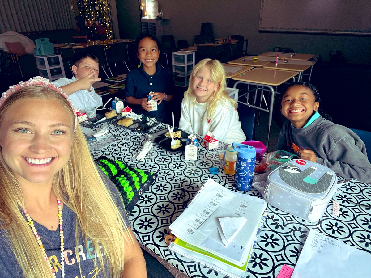 MrsReichle's tweet photo. Another lunch bunch ❤️❤️ https://t.co/HtQ0sBSn92