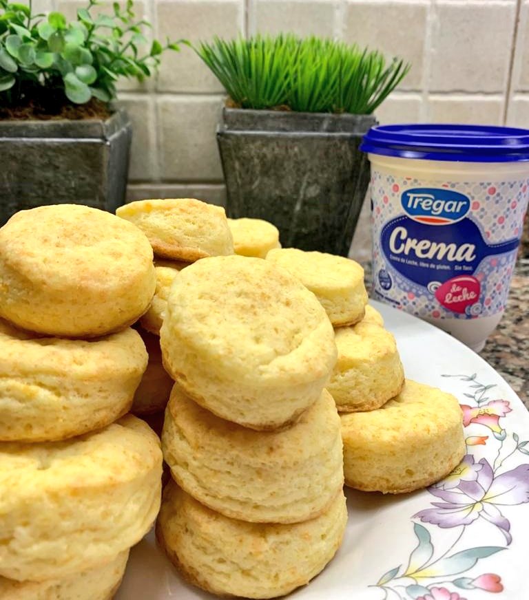 Silnari's tweet photo. Hoy en el rincón del cocinero vago, un clásico recontra fácil, bizcochitos para tomar el mate con solo dos ingredientes.
Un pote de crema de leche @TregarOk, harina leudante y sal. Usas la misma cantidad de harina que entra en el pote, mezclas, amasas, cortas y 15m de horno. https://t.co/jDw3mqOHJM