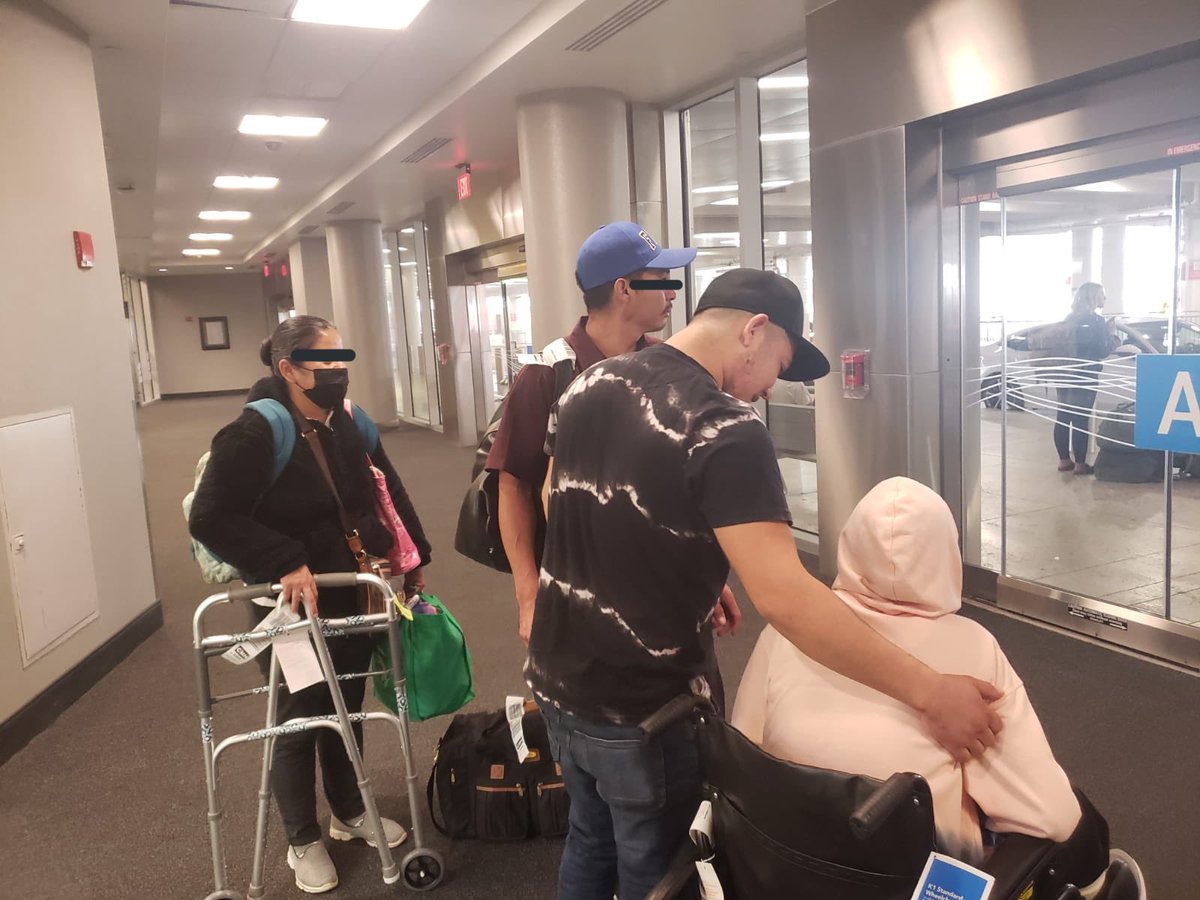 MakiTeramotoS's tweet photo. El cónsul adscrito, Daniel Aguado, y personal de protección de @ConsulmexINI aseguraron  la reunificación en #Ohio de un menor de edad víctima de tráfico de personas. 

Con estas acciones de #ProtecciónConsular continuamos nuestro trabajo en favor de nuestr@s connacionales. https://t.co/TPCsggCsw5