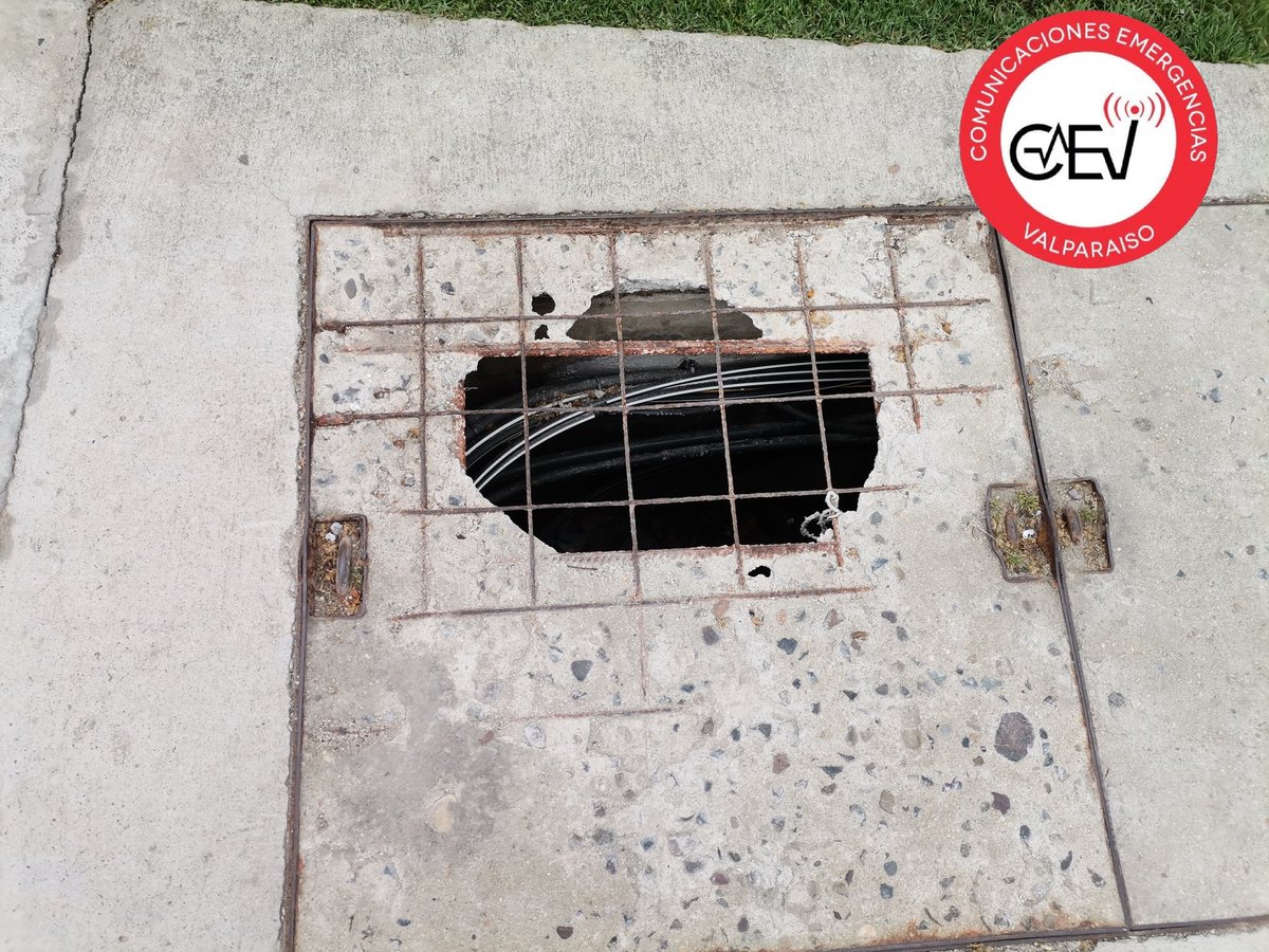 CEValparaiso's tweet photo. #ViñadelMar Amigos @secplavina @seguridadvina @MacaRipa, ya que ninguna empresa de telefonía se responsabiliza @entel_ayuda @MovistarChile @clarochile_cl @womchile se podrá gestionar la reparación y así se evita un accidente peatonal a metros existe un hogar de ancianos. https://t.co/mBNYWhvXRE