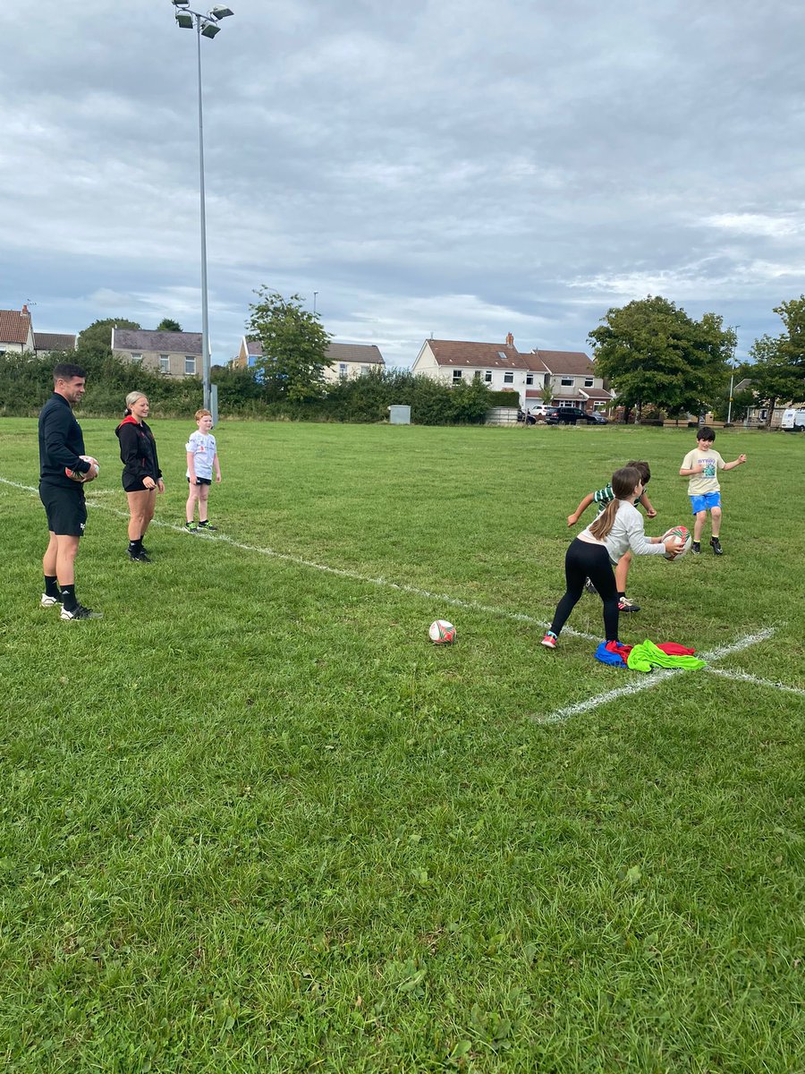 CommunityOsprey's tweet photo. 🙌Rotations have started at @UplandsRFC mini club night

Great to be joined by @ospreys Cai Davies, Huw Sutton, Matthew Aubrey and Morgan Morris 💪🏉

#MoreThanRugby https://t.co/3WTudaJOZK