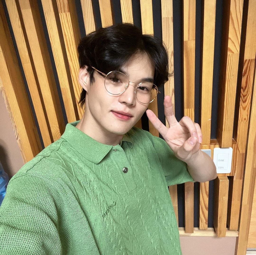 thinknujes's tweet photo. saga of sejun with glasses https://t.co/bCEtPDm8mU
