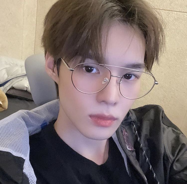 thinknujes's tweet photo. saga of sejun with glasses https://t.co/bCEtPDm8mU