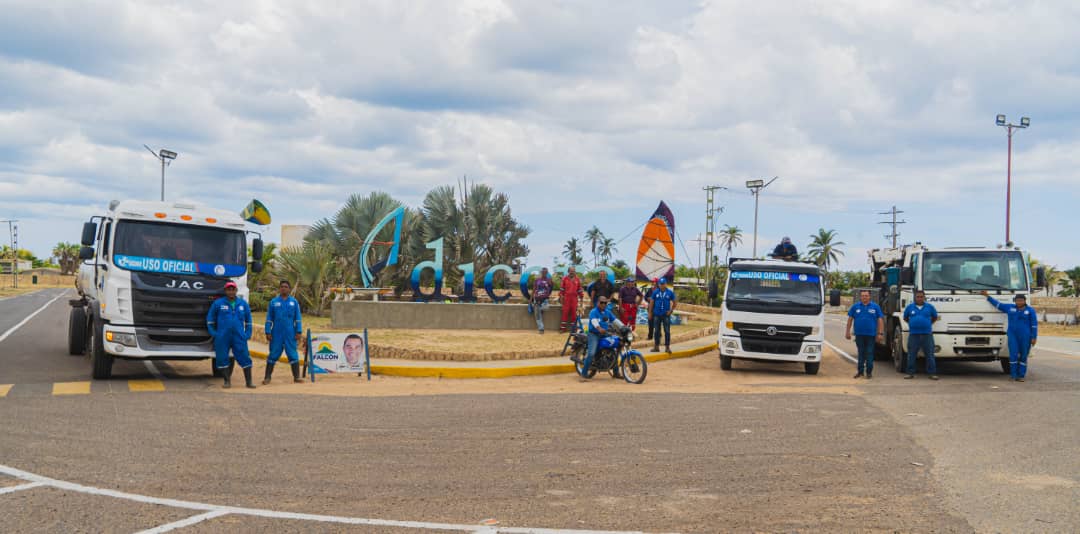 HIDROFALCON's tweet photo. #EquipoDeAzul desplegado en #Adícora gracias al Pdte. @NicolasMaduro, @MinAguasVen y el @GobVictorClark, trabajando en conjunto con #PoderPopular por rehabilitación del sistema hídrico en el mcpio. #Falcón. #CadaGotaCuenta @RMarcoTorres @oficialhidroven @andresmmigente https://t.co/zuv8Jhkpx9