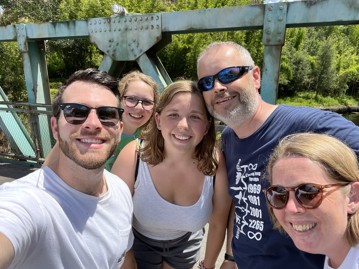 onelittleshep's tweet photo. Look who we just bumped into at Animal Kingdom… @KylePallo  #legend https://t.co/utoNvMtzWT