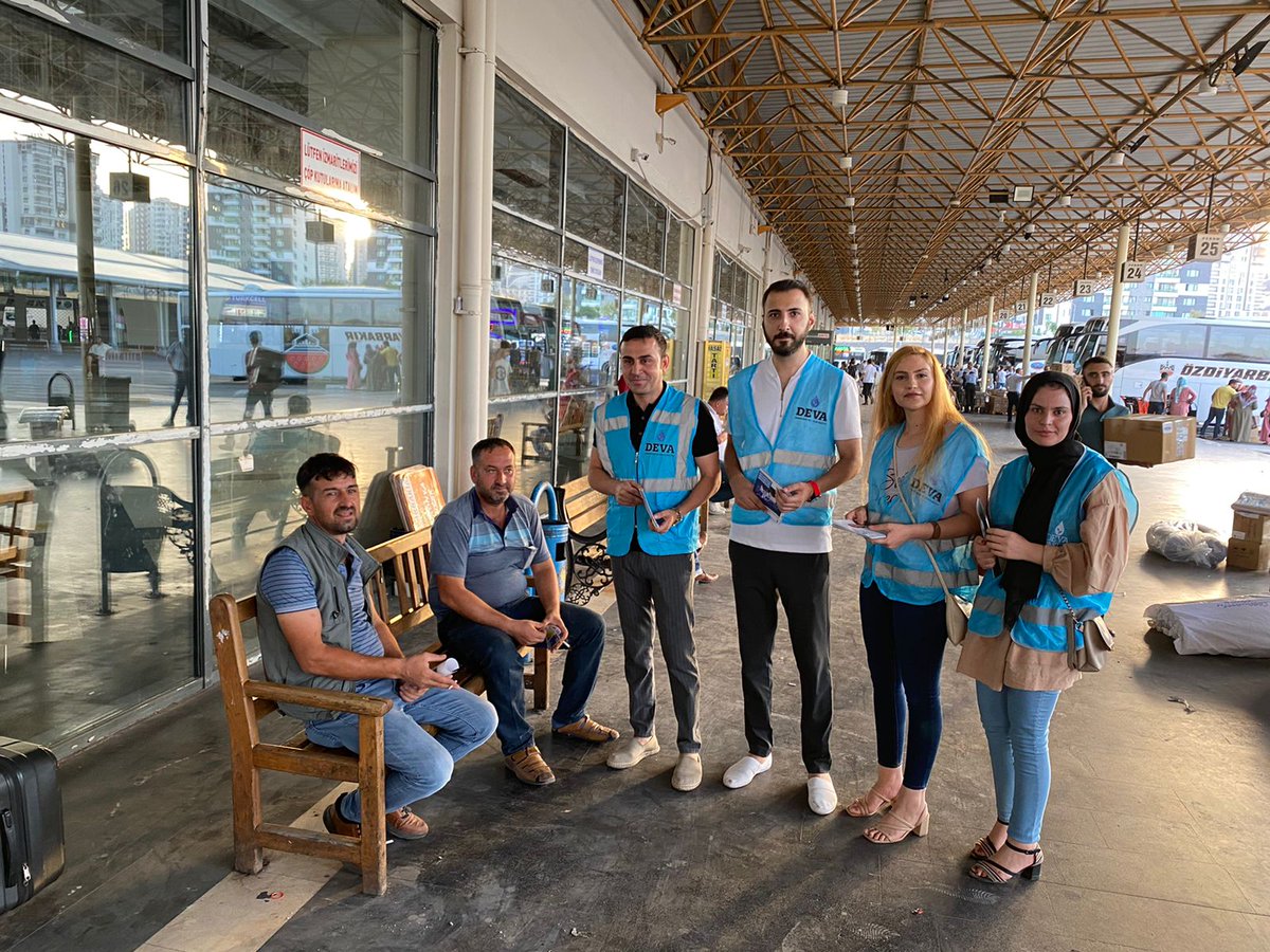 maznun_tufan's tweet photo. Başkanımız @sadrettintosnlu 
@devapartisisur yönetim kurulu üyeleri ve @DevaSurGenclik  olarak Diyarbakır Otogarında  Seçimden önce #SonYaz çalışmalarımızda üniversite yerleşmesi yapılacak gençlerimizi ve otogar esnafını Ziyaret edip parti tanıtımı yaptık.
#Deva
@alibabacan  💧🌱 https://t.co/hPgB32qQsm