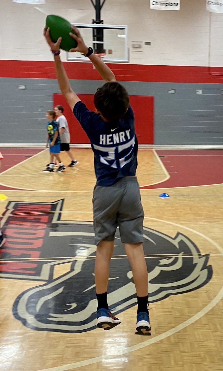 McFadden_PE's tweet photo. I love that I have a front row seat to these amazing students working as a team to accomplish their learning tasks in #physed! @McFadden_School https://t.co/DzUQ92yN1l
