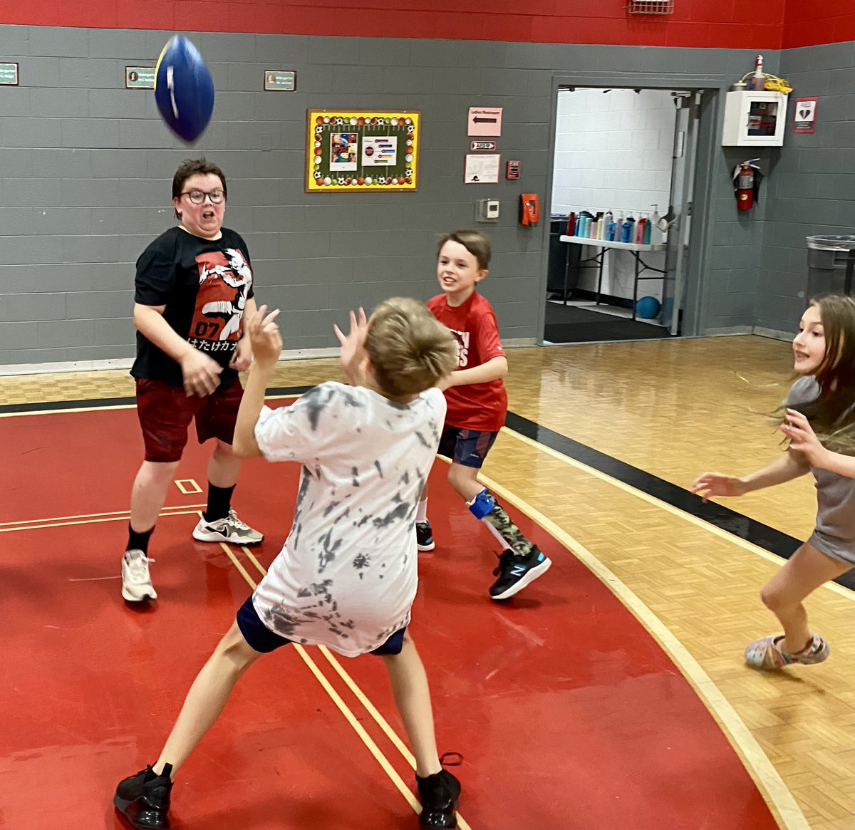 McFadden_PE's tweet photo. I love that I have a front row seat to these amazing students working as a team to accomplish their learning tasks in #physed! @McFadden_School https://t.co/DzUQ92yN1l