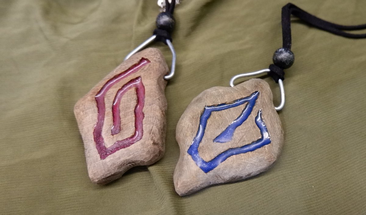 Siginnar's tweet photo. Made this epoxy wooden pendants from birch. Need to make more of that
#epoxy #woodcarving #pendant #DIY #jewelry https://t.co/xkGez7IE24