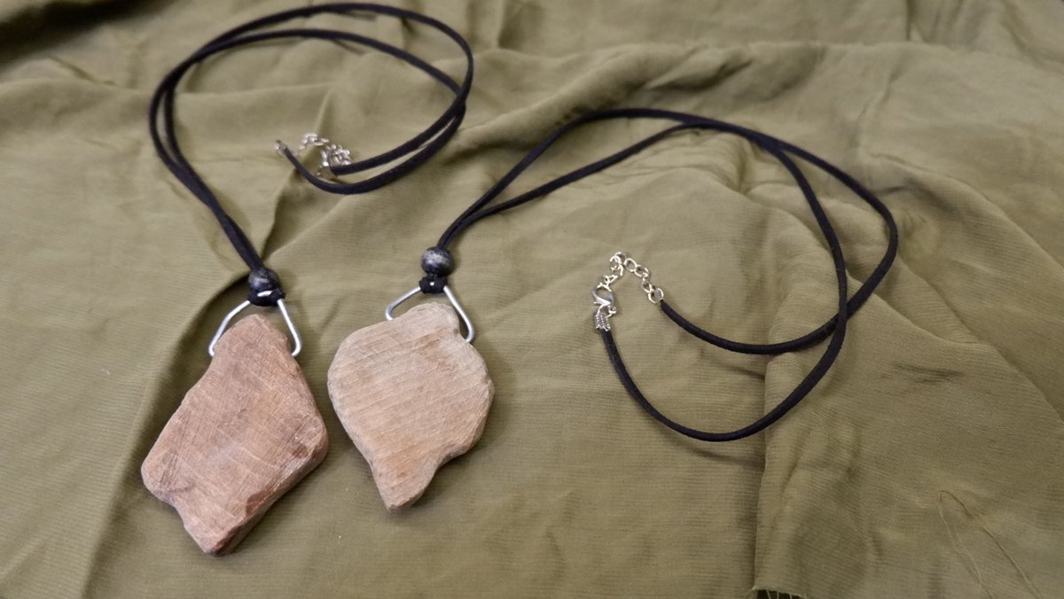 Siginnar's tweet photo. Made this epoxy wooden pendants from birch. Need to make more of that
#epoxy #woodcarving #pendant #DIY #jewelry https://t.co/xkGez7IE24