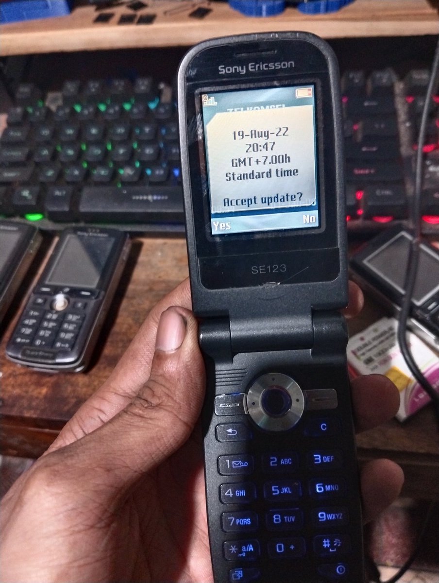 irwan_farid's tweet photo. @OldPhonePreserv How to contribute to ROMphonix? I have SE Z550 (Prototype SE123) i just dump this phone firmware. https://t.co/4MgjVVlSU4