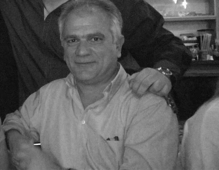 pasok's tweet photo. Με μεγάλη θλίψη αποχαιρετούμε τον σύντροφο Αντώνη Νικολακάκη που έφυγε αιφνίδια τόσο πρόωρα από τη ζωή. Ιδρυτικό στέλεχος της Νεολαίας ΠΑΣΟΚ Ευβοίας, διετέλεσε μέλος της Εκτελεστικής Γραμματείας της Νεολαίας ΠΑΣΟΚ την τριετία 1993-1996. https://t.co/qe6IpWPBoS