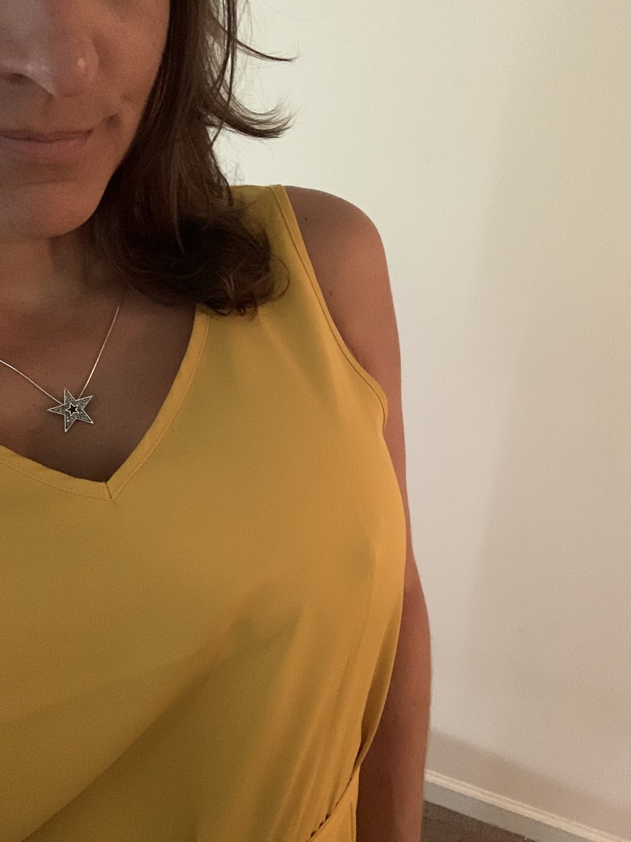 CoachCleavage's tweet photo. Hello yellow #burnbra #smirk #brunett https://t.co/NJ0Y5LDciK