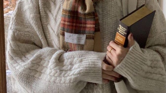 Cozy sweater, cooler weather, good books and a calm atmosphere 🤍