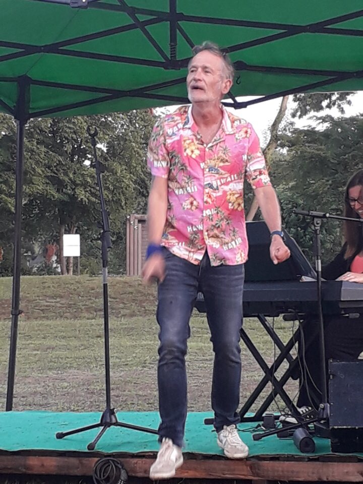GarethJuniorEST's tweet photo. @Les_Wampas Soirée improbable et néanmoins exceptionnelle 🤩 au bord de la Vilaine en compagnie du Roi @Dwampas 🤴🎸🎤🎹
Quel pied 👍 Merci 🙏 Didier pour ce très bon moment... pour la disponibilité 📸📸📸📸 et Bravo pour le plongeon 😱 en fin de spectacle 😉 https://t.co/AzCZBf1UOR