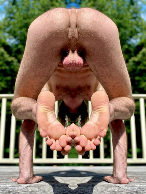 Something&rsquo;s different ever since that UFO passed over head the other night. 🛸  #TwinHoles https://t.<a href="/tag/twinholes"class="tags"><span>#twinholes</span></a>