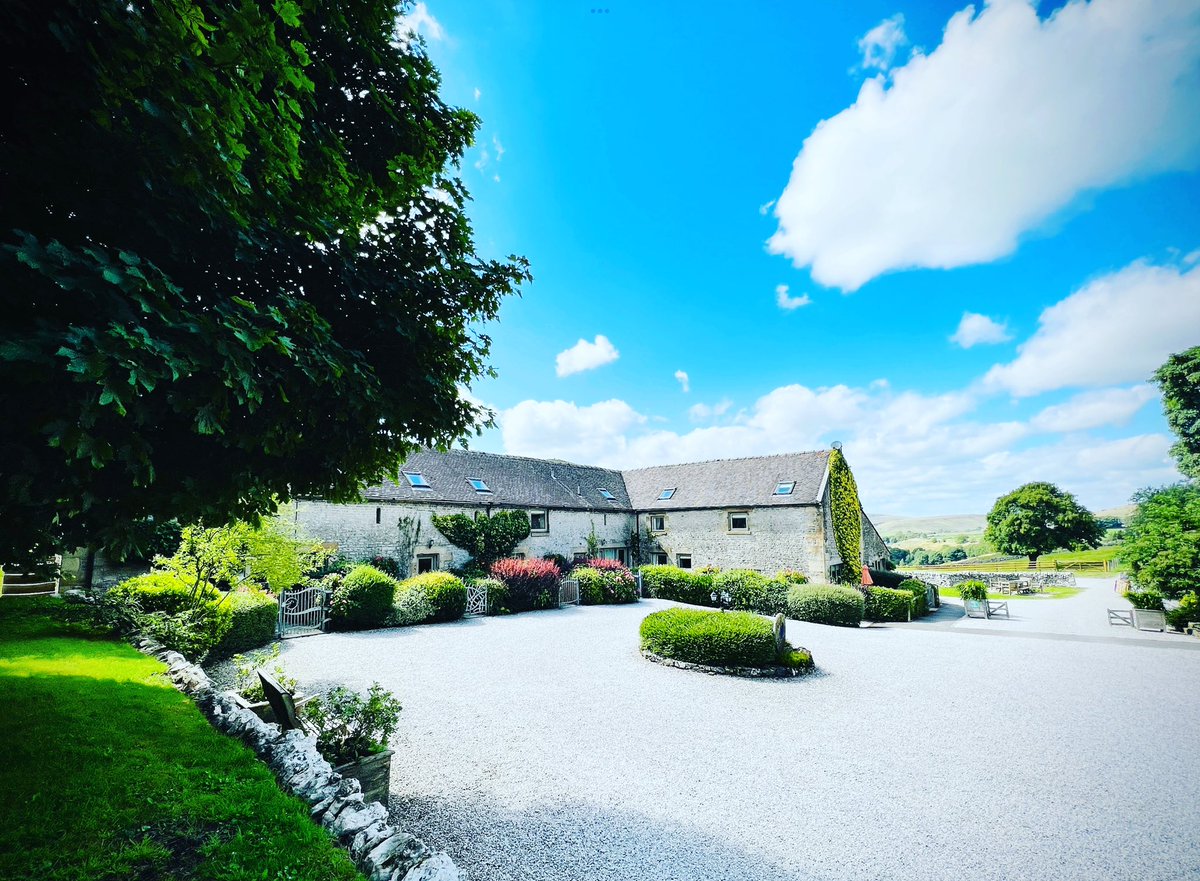 Peak_District's tweet photo. Blue skies ahead of a fully booked bank holiday weekend. Thanks to everyone who has supported us in the last year. Even if you’ve simply just liked a post or shared it. We’re very grateful.

#holidaycottages #smallbusiness https://t.co/cIXjtKggxU