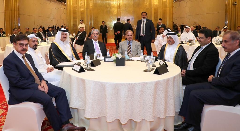 MoF_Qatar's tweet photo. H.E. Ali bin Ahmed Al-Kuwari Minister of Finance inaugurated the roundtable work entitled "Pakistan-Qatar Trade Investment Roundtable” during the Prime Minister of Pakistan H.E. Shehbaz Sharif’s visit to Qatar.

#Qatar
#MOFQATAR https://t.co/5whz4DtFXw
