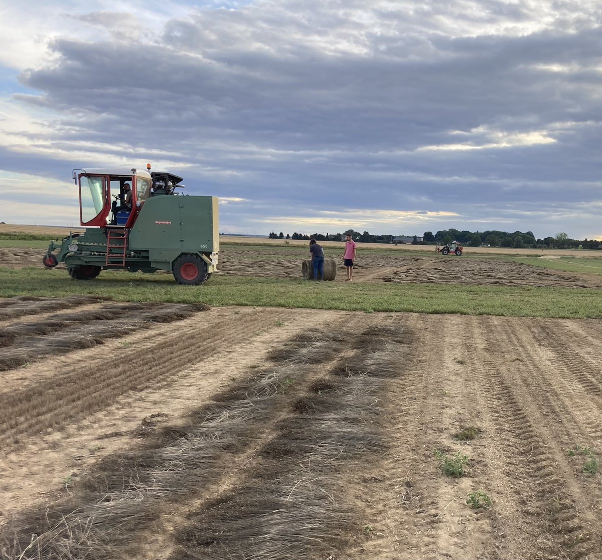 benoit_nmd's tweet image. Récolte de la plateforme #linfibre @ArvalisHdF - évaluation variétale, besoin en eau et effet du travail du sol. Merci à @QuentinDecock pour le chantier de récolte! @Bluesy27 @YFlodrops @Reynald_Linea @TerredeLin @BDepourcq @VDBZadenVlas