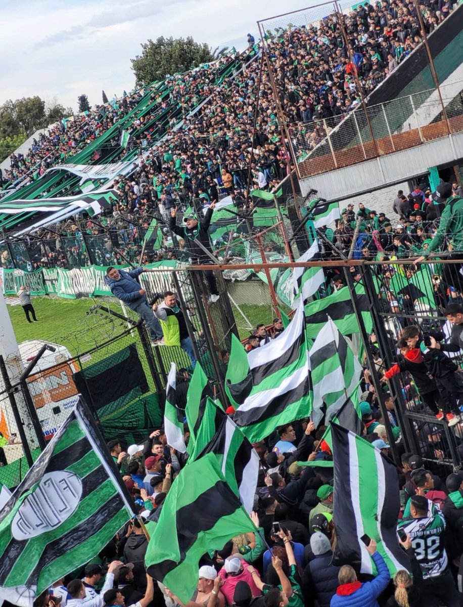 Si apoyas a los clubes grandes del país antes que al equipo de tu ciudad o región, no te gusta el verdadero fútbol, te gusta ganar.
-Francesco Totti.