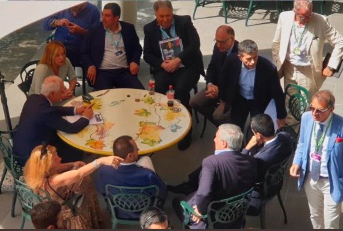 wichy03010695's tweet photo. Mandiamole in tendenza queste foto.
Dicono tutto. https://t.co/Hzwv7YNCQq