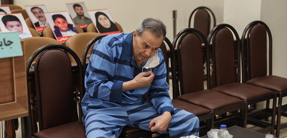Mr_tahlilgar_'s tweet photo. میگویند: سلمان رشدی صرفا عقایدش را بیان کرده و حقش این نبود
در عین حال میگویند: جمشید شارمهد باید آزاد شود

آن عکس ها که پشت سر جمشید می بینید حتی فرصت نکردند عقاید خود را بیان کنند ، جرم‌شان حضور در یک دورِهمی بود که جمشید شارمهد با آن مخالف بود... https://t.co/nuh7dAuV43