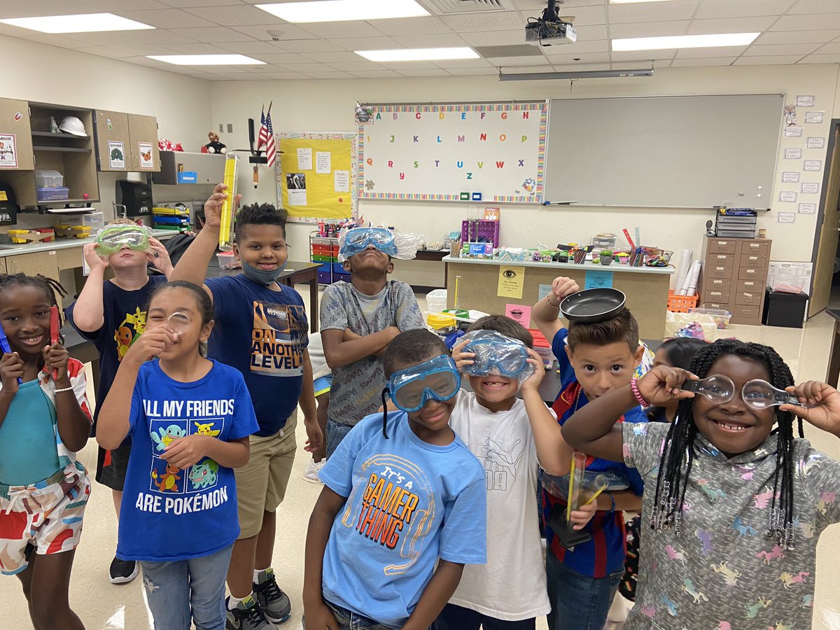 Hands on experience with science tools in the science lab 🥼<a href="/CharlesRDrewES/">Drew Elementary</a> Thanks Mrs.Bennett for gathering our tools ❤️