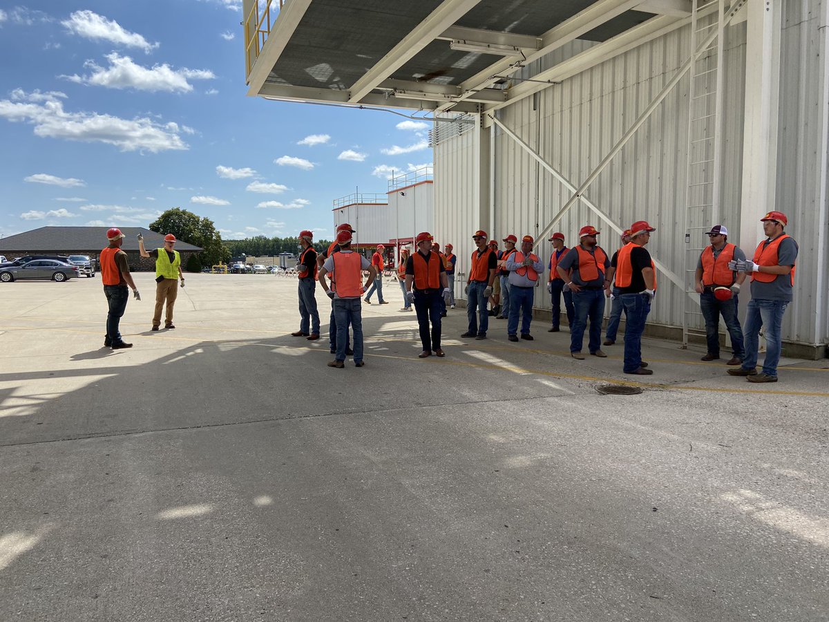 AmandaJeanRoth's tweet photo. Spent the last couple of days touring our Algona Corn Production Facility and Johnston Global Business Center with a great group of SD retail sellers #WhyNotRetail                                 @BrevantseedsUS @CortevaUS @rhbell_ @JohnMeyer102 @realgraveydavey @Senyak74_55_4vr https://t.co/dRX3CbHLzX