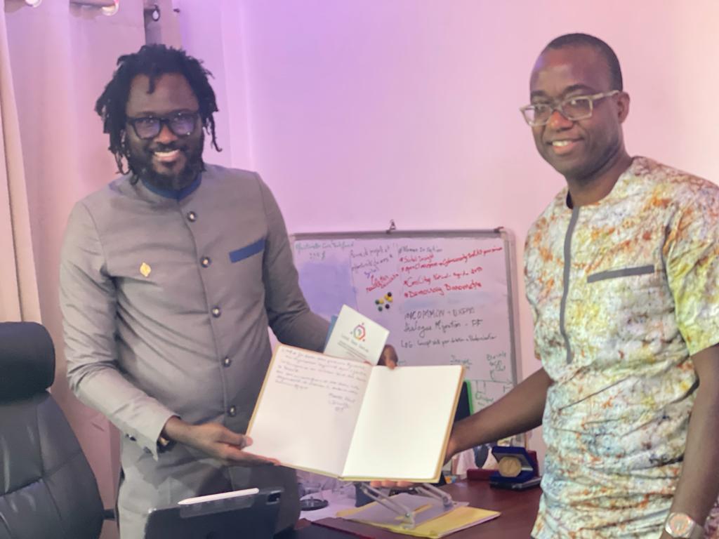 AFRICTIVISTES's tweet photo. Thread⬇️⬇️⬇️
Nous avons reçu ce matin dans nos locaux M. @dioufmamby de @NEDemocracy, organisation qui a financé la première phase de #LocalOpenGovLab. L’occasion a été saisie pour parler du bilan et des perspectives du projet. Monsieur Diouf a également signé notre livre d’or. https://t.co/ZXxLJcj4Q0