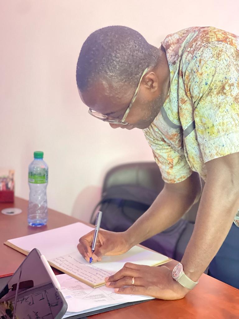 AFRICTIVISTES's tweet photo. Thread⬇️⬇️⬇️
Nous avons reçu ce matin dans nos locaux M. @dioufmamby de @NEDemocracy, organisation qui a financé la première phase de #LocalOpenGovLab. L’occasion a été saisie pour parler du bilan et des perspectives du projet. Monsieur Diouf a également signé notre livre d’or. https://t.co/ZXxLJcj4Q0