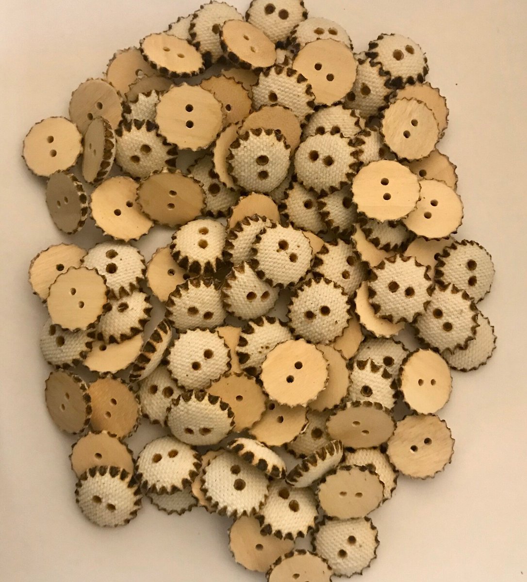 mandarixy's tweet photo. 100 Vintage 13mm small round 2 holes coconut with abaca twine buttons lot of 100 by BySupply 😄
 #lot #Vintage #Buttons #Bysupply #abaca #SmallRound #HolesCoconut #twine #bysupply #EtsyEmail

👉https://t.co/h9QDgn5qnl https://t.co/ZA9Qp07oCe
