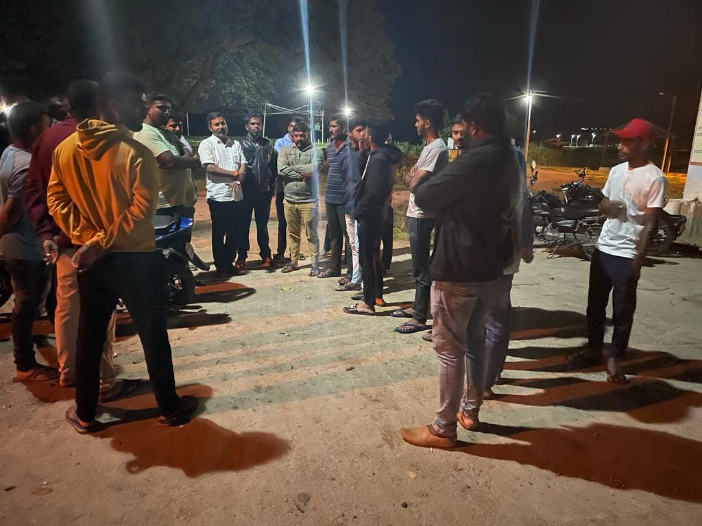 CementManju's tweet photo. ನಮ್ಮ ವಿಧಾನಸಭಾ ಕ್ಷೇತ್ರದ ಕಟ್ಟಾಯ ಹೋಬಳಿಯ ಗುರೂರಿನ ಕೋಟೆ ಗ್ರಾಮಕ್ಕೆ ಭೇಟಿ ನೀಡಿ ಗ್ರಾಮಸ್ಥರು ಹಾಗೂ ಯುವಕರೊಂದಿಗೆ ಸ್ಥಳೀಯ ಕುಂದು ಕೊರತೆಗಳು, ಅಭಿವೃದ್ಧಿ, ಮತ್ತು ಸಂಘಟನೆಯ ಕುರಿತು ಹಲವು ವಿಷಯಗಳನ್ನು ಚರ್ಚಿಸಲಾಯಿತು.

#CementManju #Goruru #Kote #Village #BJP https://t.co/nbBNjWtG6C