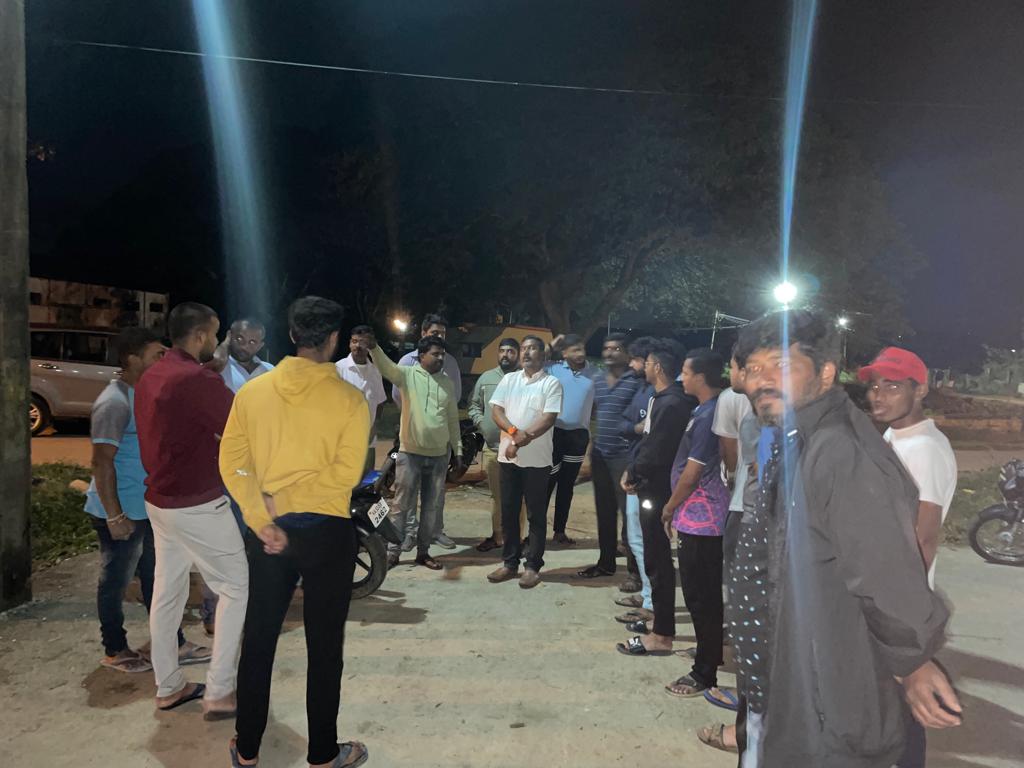 CementManju's tweet photo. ನಮ್ಮ ವಿಧಾನಸಭಾ ಕ್ಷೇತ್ರದ ಕಟ್ಟಾಯ ಹೋಬಳಿಯ ಗುರೂರಿನ ಕೋಟೆ ಗ್ರಾಮಕ್ಕೆ ಭೇಟಿ ನೀಡಿ ಗ್ರಾಮಸ್ಥರು ಹಾಗೂ ಯುವಕರೊಂದಿಗೆ ಸ್ಥಳೀಯ ಕುಂದು ಕೊರತೆಗಳು, ಅಭಿವೃದ್ಧಿ, ಮತ್ತು ಸಂಘಟನೆಯ ಕುರಿತು ಹಲವು ವಿಷಯಗಳನ್ನು ಚರ್ಚಿಸಲಾಯಿತು.

#CementManju #Goruru #Kote #Village #BJP https://t.co/nbBNjWtG6C