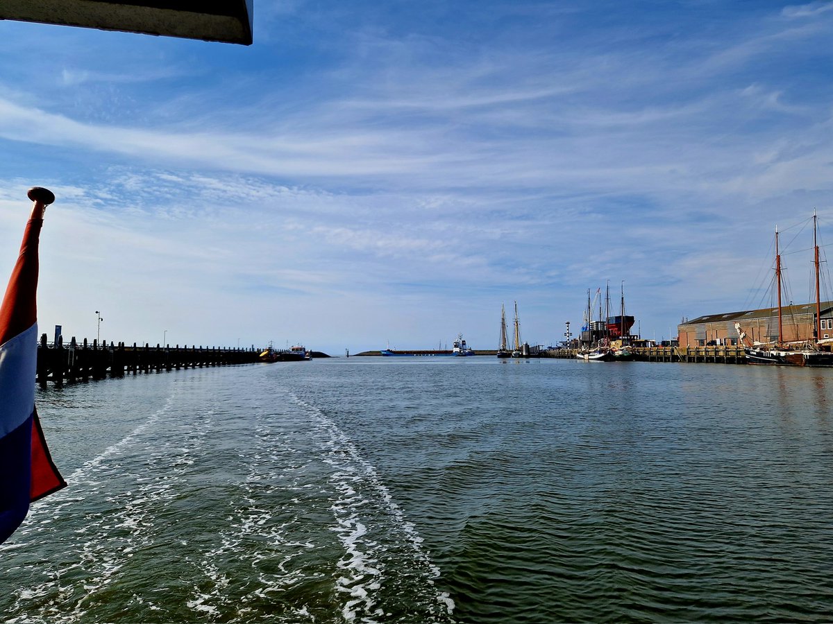 ArjaKastelein's tweet photo. Benauwde dag vandaag in #harlingenwelkomaanzee #Harlingen #Fryslân #nieuwewillemshaven #waddenzee #bootjes ⚓️ #mooieluchten #wolkenlucht #vanaf #zonnepontje #jongeseun 😊⚓️ https://t.co/mwZeZ5ZzMe