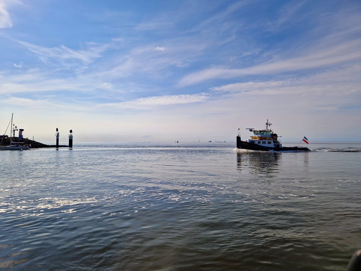 ArjaKastelein's tweet photo. Benauwde dag vandaag in #harlingenwelkomaanzee #Harlingen #Fryslân #nieuwewillemshaven #waddenzee #bootjes ⚓️ #mooieluchten #wolkenlucht #vanaf #zonnepontje #jongeseun 😊⚓️ https://t.co/mwZeZ5ZzMe