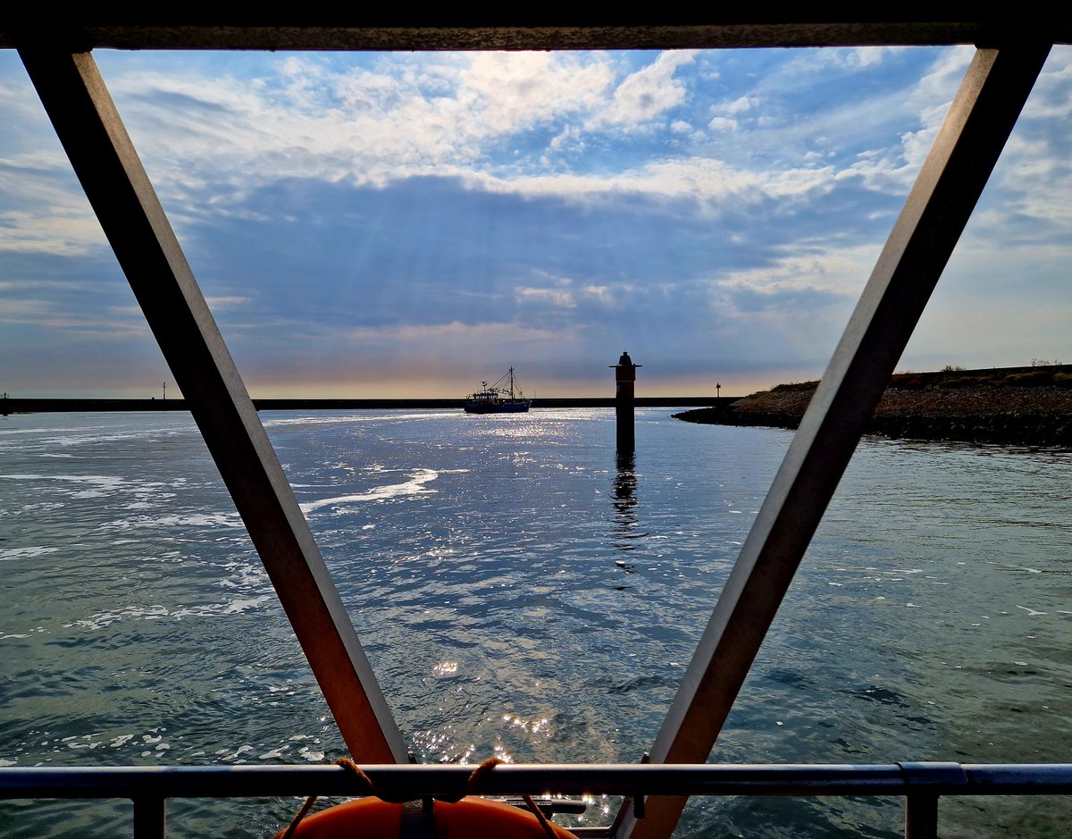 ArjaKastelein's tweet photo. Benauwde dag vandaag in #harlingenwelkomaanzee #Harlingen #Fryslân #nieuwewillemshaven #waddenzee #bootjes ⚓️ #mooieluchten #wolkenlucht #vanaf #zonnepontje #jongeseun 😊⚓️ https://t.co/mwZeZ5ZzMe