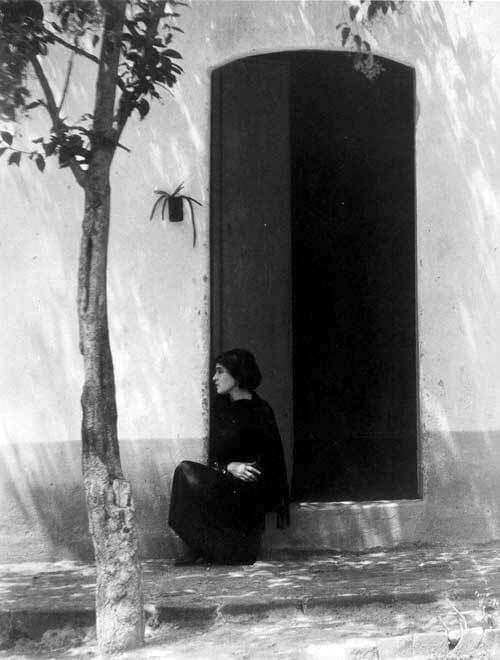 literlandweb1's tweet photo. “Me gusta la gente capaz de entender que el mayor error del ser humano, es intentar sacarse de la cabeza aquello que no sale del corazón.”
Mario Benedetti
📷Edward Weston, Tina Modotti https://t.co/BZyMyBcz0Y