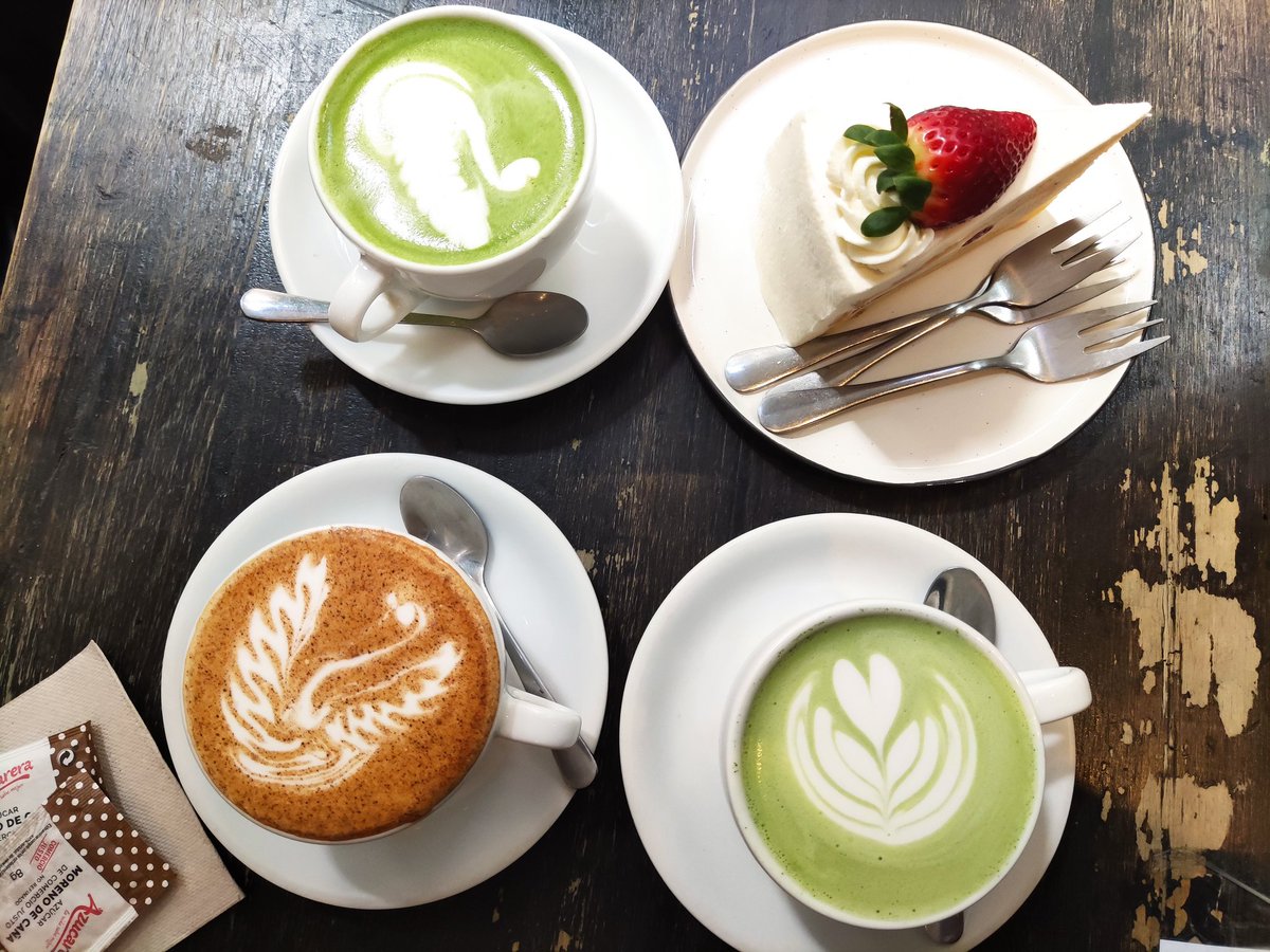 Ayame_leaf's tweet photo. Ya pronto llega el otoño: lluvia, manta y un té. Y no olvidemos los pasteles de luna en septiembre y octubre. https://t.co/4MfuiUhHdy