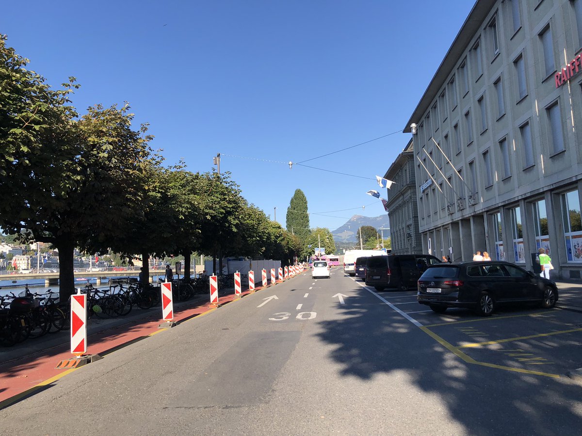 Cliocyclist (@cliocyclist) on Twitter photo Ist das eine Baustelle oder eine protected bike lane an der Bahnhofstrasse <a href="/stadtluzern/">Stadt Luzern</a>? Ist das eine Baustelle oder eine protected bike lane an der Bahnhofstrasse <a href="/stadtluzern/">Stadt Luzern</a>?