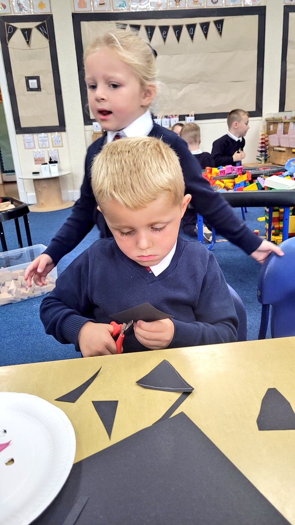 MorayPrimary1's tweet photo. Well done boys and girls! We were very impressed with your cutting skills ✂️ and that you persevered when it was tricky. Some kind boys and girls also stopped to help their friends. Your cat masks looked fantastic! 😍😍😍 #PointyEars #PinkNoses #TicklyWhiskers #Miaow https://t.co/2OUjJeS23n