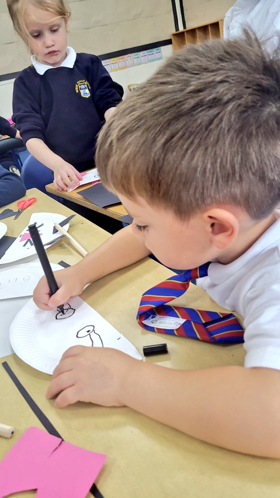 MorayPrimary1's tweet photo. Well done boys and girls! We were very impressed with your cutting skills ✂️ and that you persevered when it was tricky. Some kind boys and girls also stopped to help their friends. Your cat masks looked fantastic! 😍😍😍 #PointyEars #PinkNoses #TicklyWhiskers #Miaow https://t.co/2OUjJeS23n