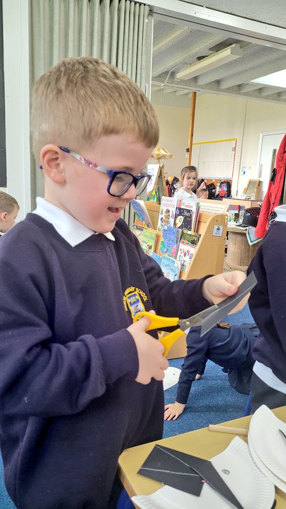 MorayPrimary1's tweet photo. Well done boys and girls! We were very impressed with your cutting skills ✂️ and that you persevered when it was tricky. Some kind boys and girls also stopped to help their friends. Your cat masks looked fantastic! 😍😍😍 #PointyEars #PinkNoses #TicklyWhiskers #Miaow https://t.co/2OUjJeS23n