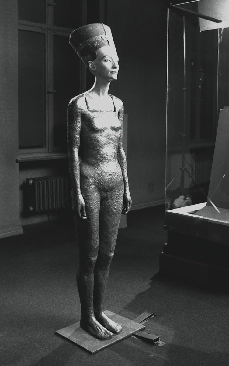 _EmpressCortana's tweet photo. Cortana’s form in Halo: Combat Evolved was based off of a statue of Queen Nefertiti, this one to be exact. #HaloFacts #Halo https://t.co/P6KwiUFPIm