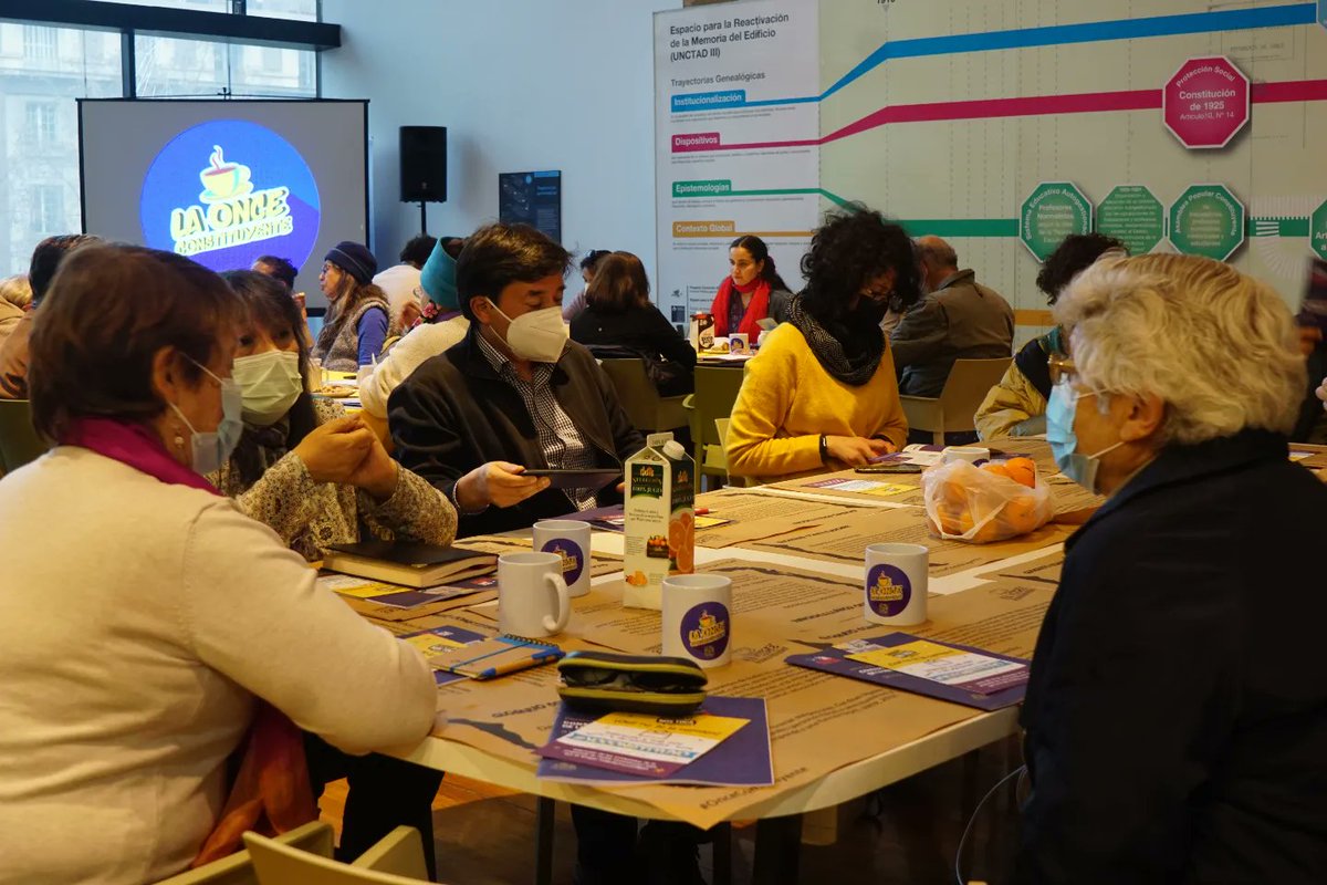 OnceConstituyen's tweet photo. 📸Registro fotográfico de la #OnceConstituyente☕️ realizada el lunes 22 de agosto en el @centroGAM.
3️⃣3️⃣ personas llegaron a la BiblioGAM para informarse sobre la propuesta de nueva Constitución que será plebiscitada el 4️⃣ de septiembre. https://t.co/YNCXx6JAdw