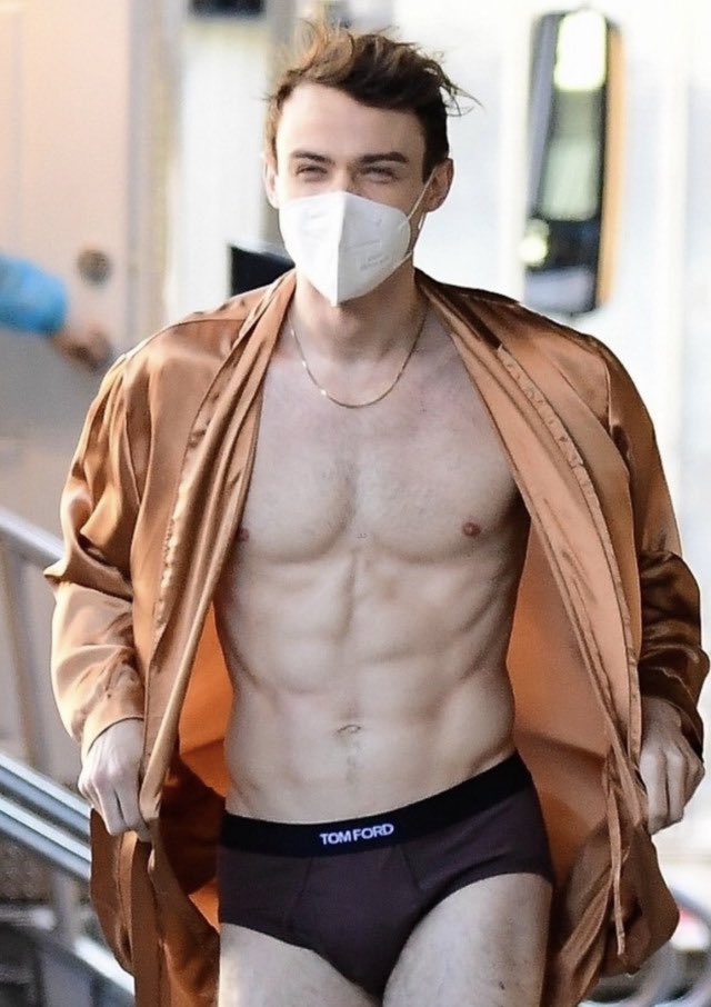 ModellingFaux's tweet image. Walking on sunshine, baby.