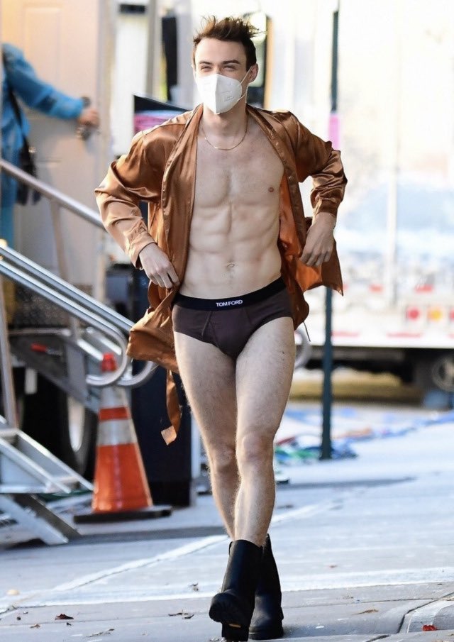 ModellingFaux's tweet image. Walking on sunshine, baby.